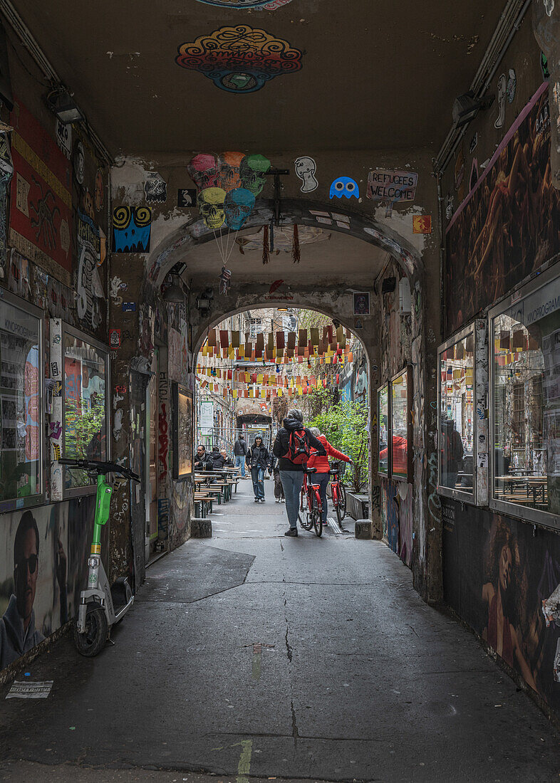 Durchgang bei den Hackeschen Höfen in Berlin, Deutschland.