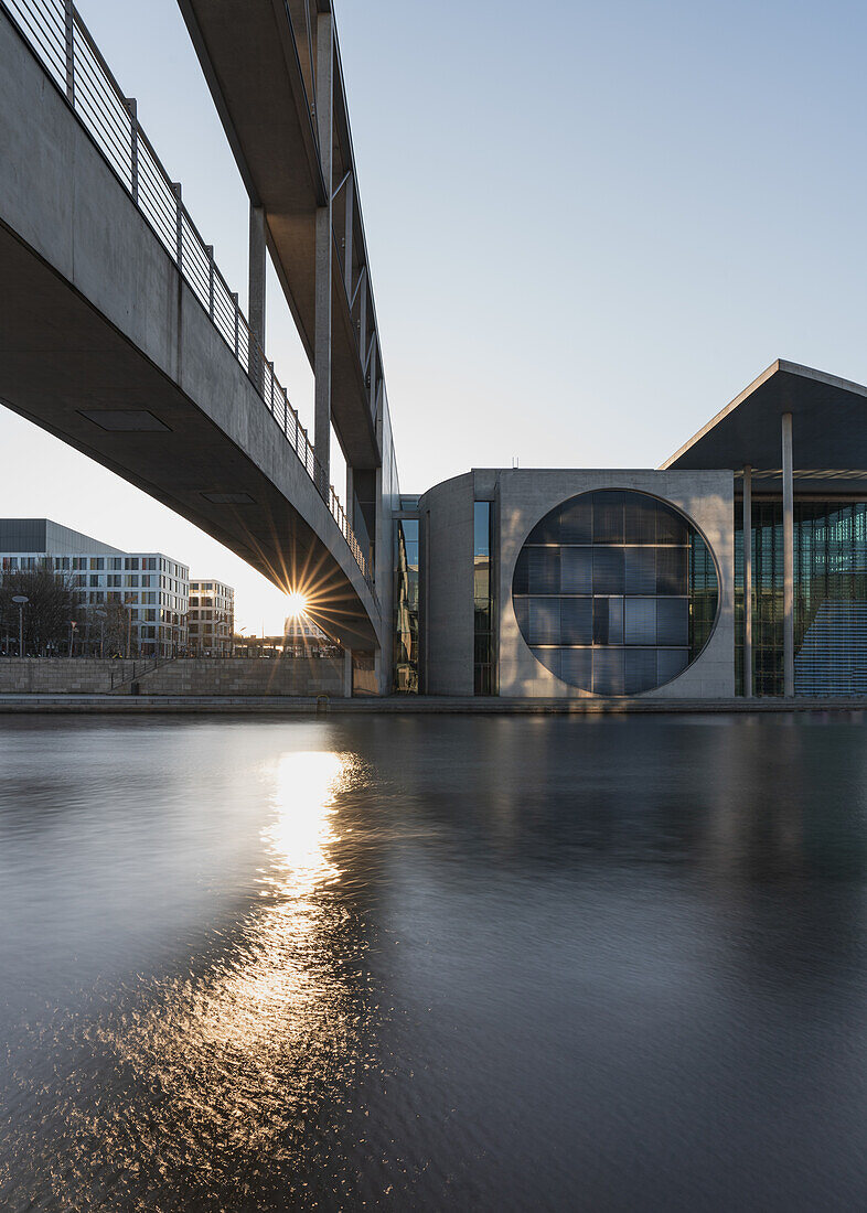 Frühmorgens am Marie-Elisabeth-Lüders-Steg im Regierungsviertel von Berlin, Deutschland