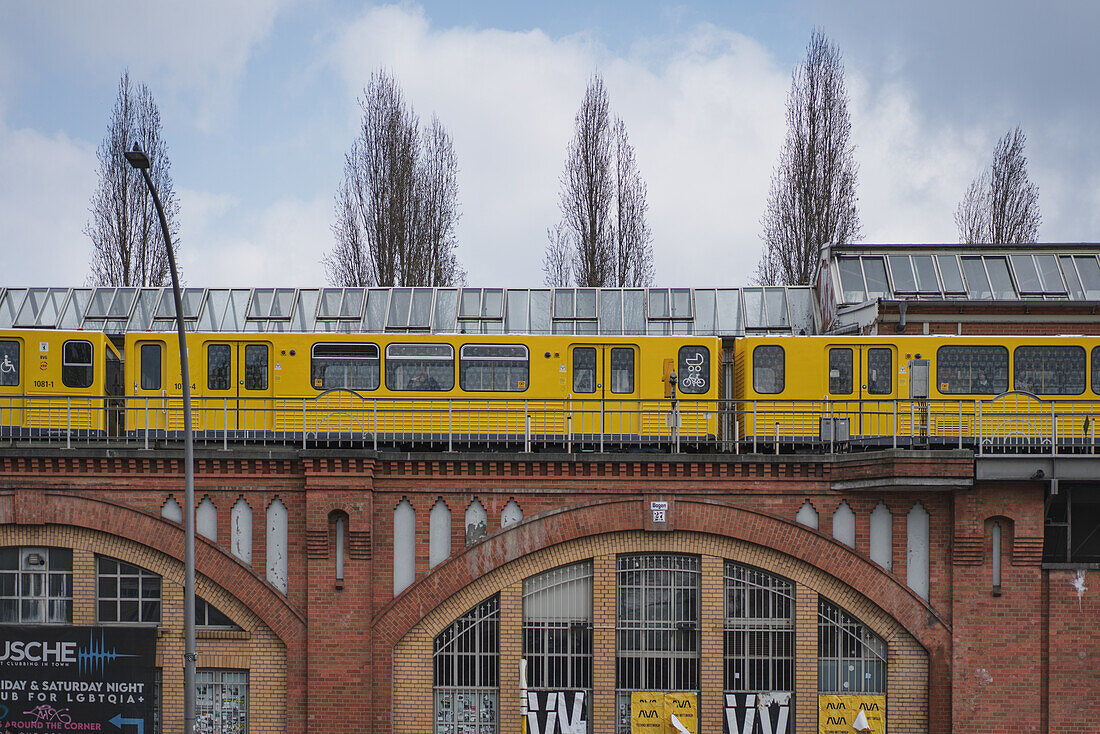 Gelbe Straßenbahn nähe East Side Gallery in Berlin, Deutschland