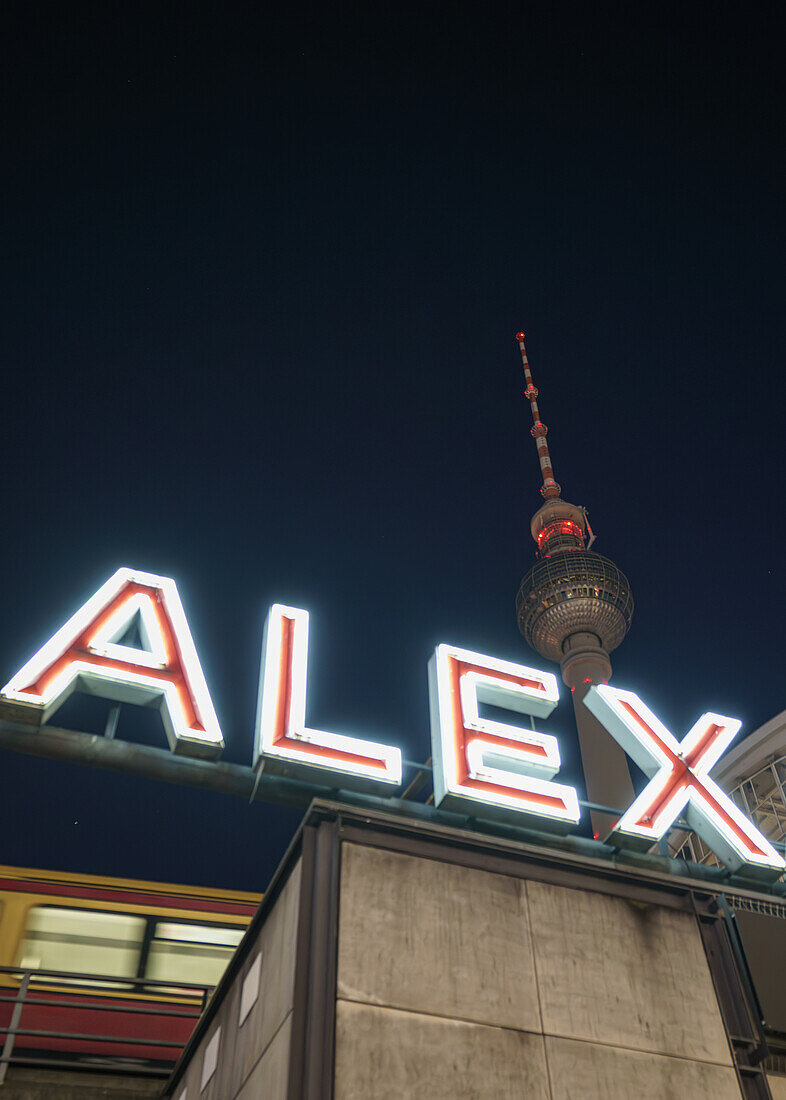 Nachts am Alexanderplatz in Berlin, Deutschland