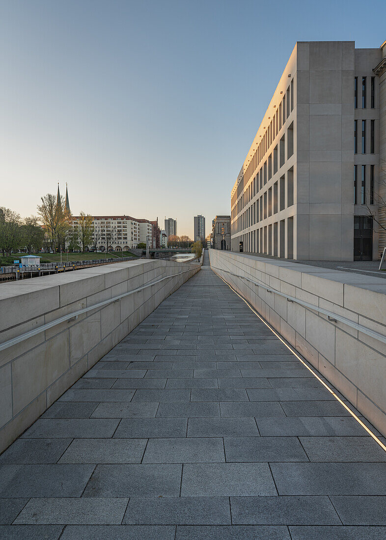 Vorbei am Humboldt Forum auf der Museumsinsel in Berlin, Deutschland