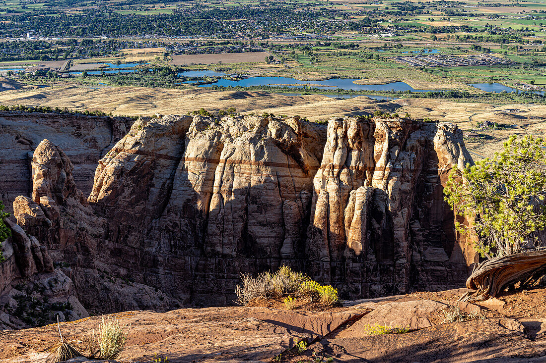 Dämmerungslicht beleuchtet die Felsen im Monument Canyon im Colorado National Monument, USA