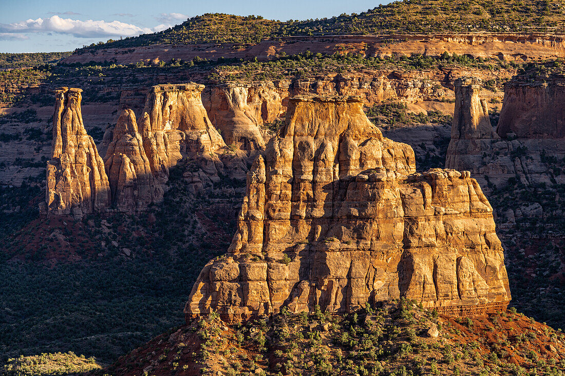 Dämmerungslicht beleuchtet die Felsen im Monument Canyon im Colorado National Monument, USA