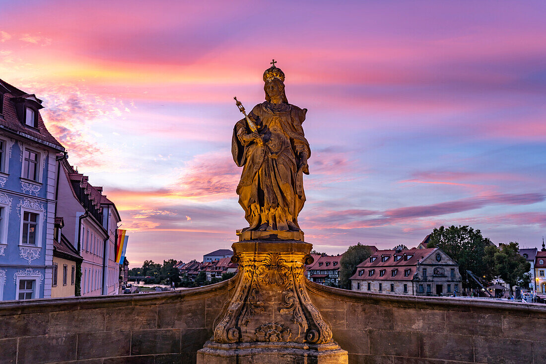 Statue der Kaiserin Kunigunde auf der Unteren Brücke in Bamberg bei Sonnenuntergang, Oberfranken, Bayern, Deutschland, Europa