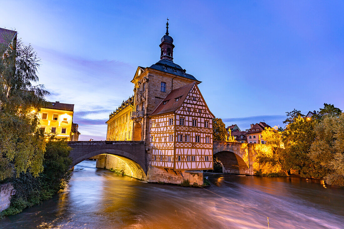 Das Alte Rathaus im Fluss Regnitz in der Abenddämmerung, Altstadt von Bamberg, Oberfranken, Bayern, Deutschland, Europa 