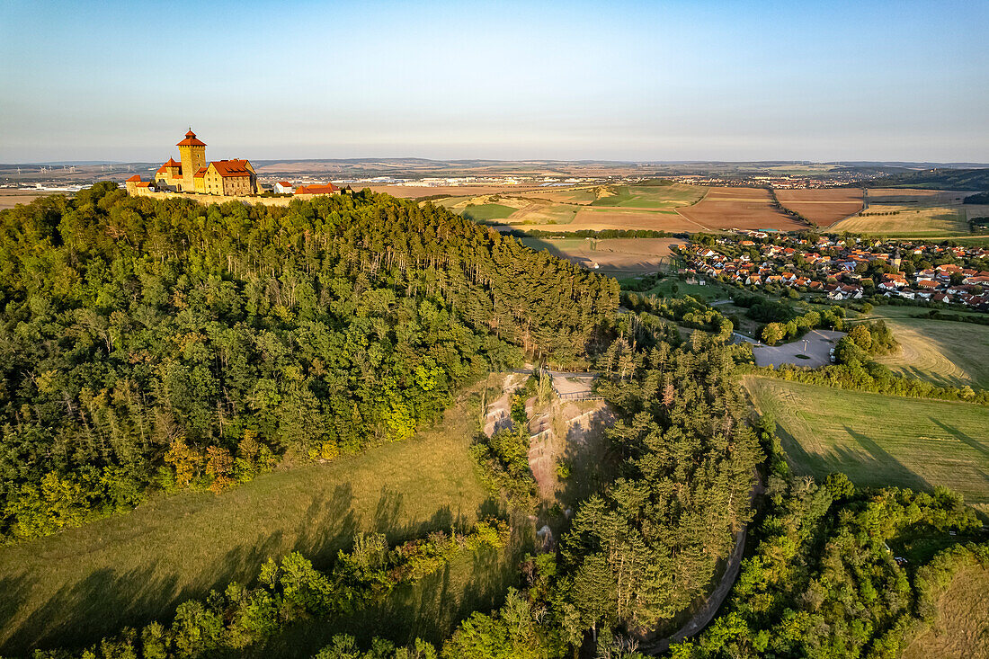 Veste Wachsenburg und der Ortsteil Holzhausen aus der Luft gesehen, Amt Wachsenburg, Thüringen, Deutschland