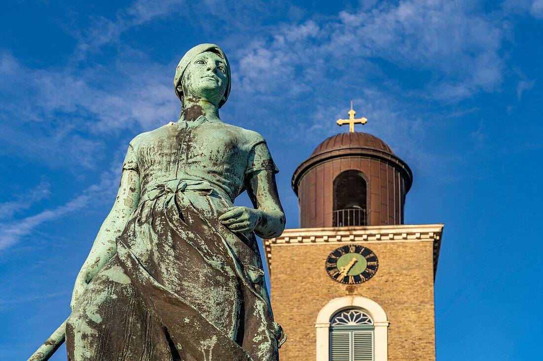 Tine Statue des Asmussen-Woldsen-Denkmal oder Tine-Brunnen vor der St. Marienkirche in Husum, Kreis Nordfriesland, Schleswig-Holstein, Deutschland, Europa