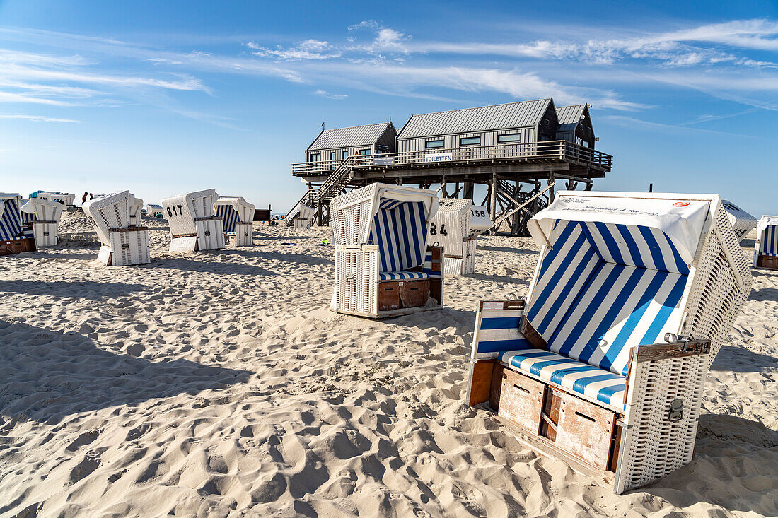 Strandkörbe und Pfahlbau am Strand von Sankt Peter-Ording, Kreis Nordfriesland, Schleswig-Holstein, Deutschland, Europa 