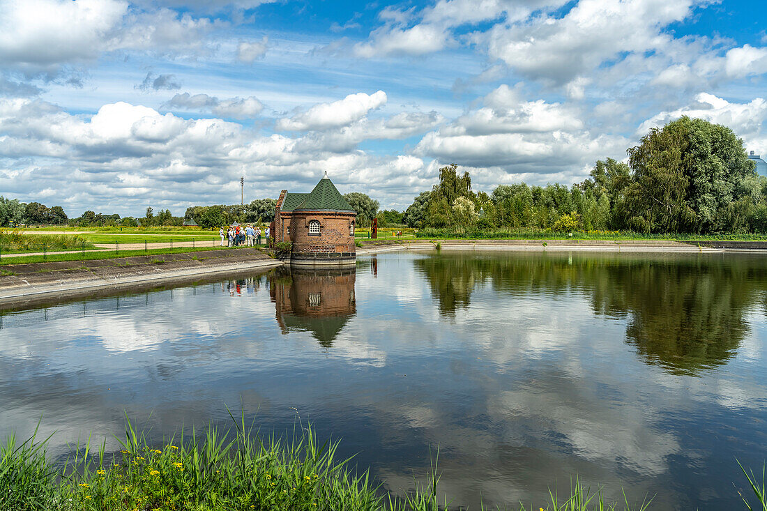 Historisches Schieberhäuschen und Filtrationsbecken, Wasserkunst Kaltehofe, Insel Kaltehofe, Hamburg-Rothenburgsort, Hamburg, Deutschland