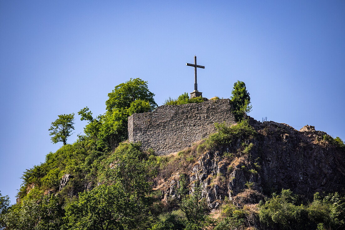 Cross on the Haselstein castle ruins on the Schlossberg in the Hessisches Kegelspiel region, Nüsttal Haselstein, Rhön, Hesse, Germany