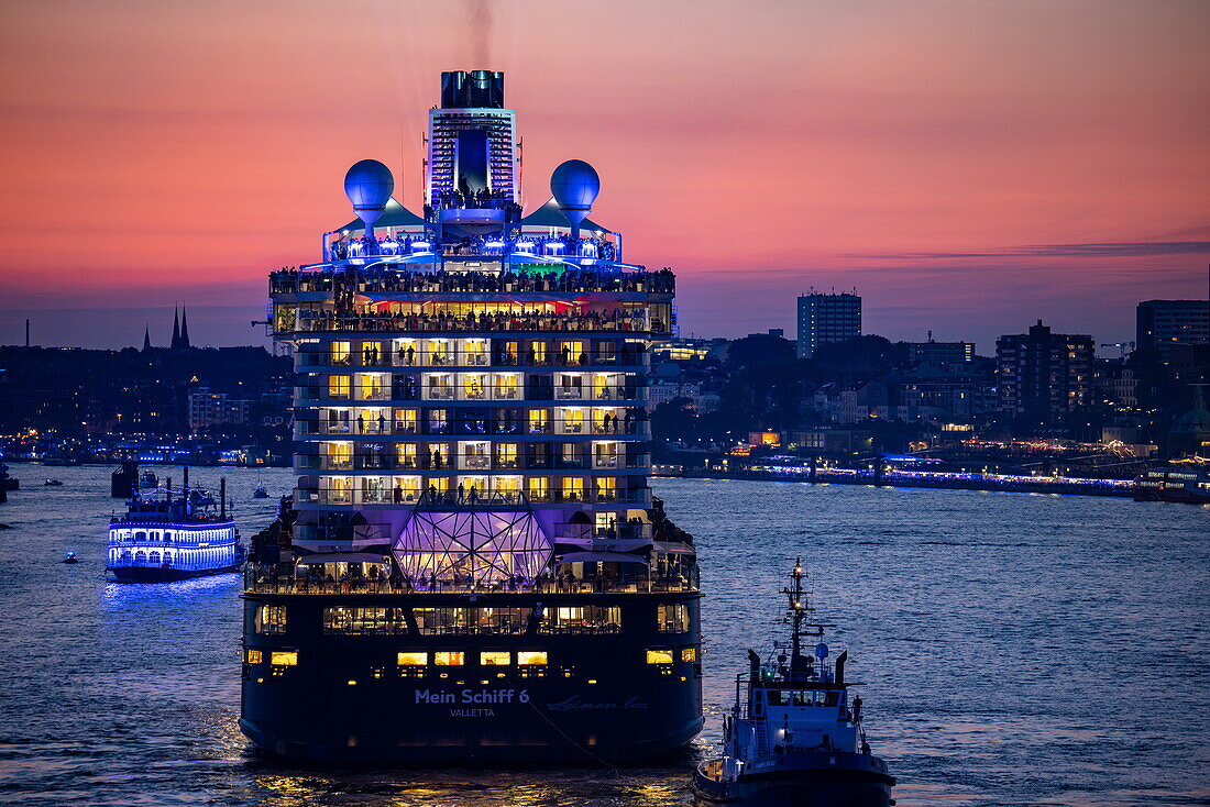 Kreuzfahrtschiff Mein Schiff 6 (TUI Cruises) auf der Elbe während der Auslaufparade der Hamburg Cruise Days 2023 in der Abenddämmerung, Hamburg, Deutschland