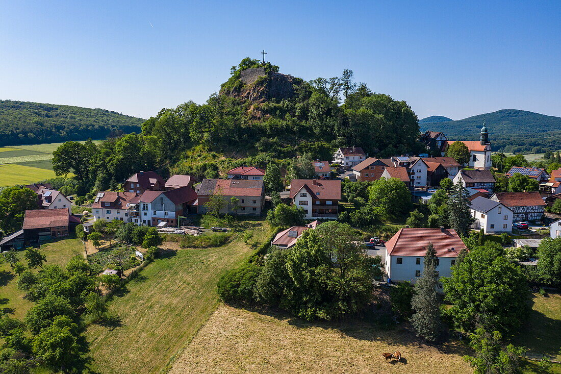 Aerial view of the Haselstein castle ruins on the Schlossberg and the village of Haselstein in the Hessisches Kegelspiel region, Nüsttal Haselstein, Rhön, Hesse, Germany