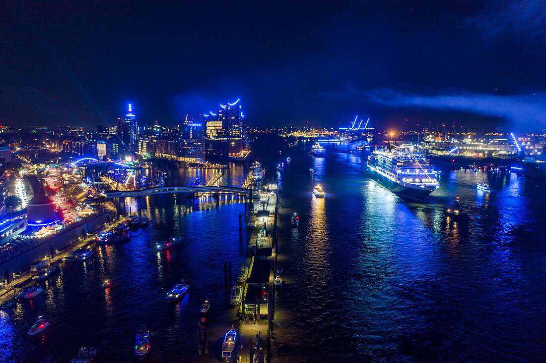 Luftaufnahme der Elbphilharmonie und Kreuzfahrtschiff Vasco da Gama (nicko cruises), Auslaufparade der Hamburg Cruise Days 2023 bei Nacht, Hamburg, Deutschland