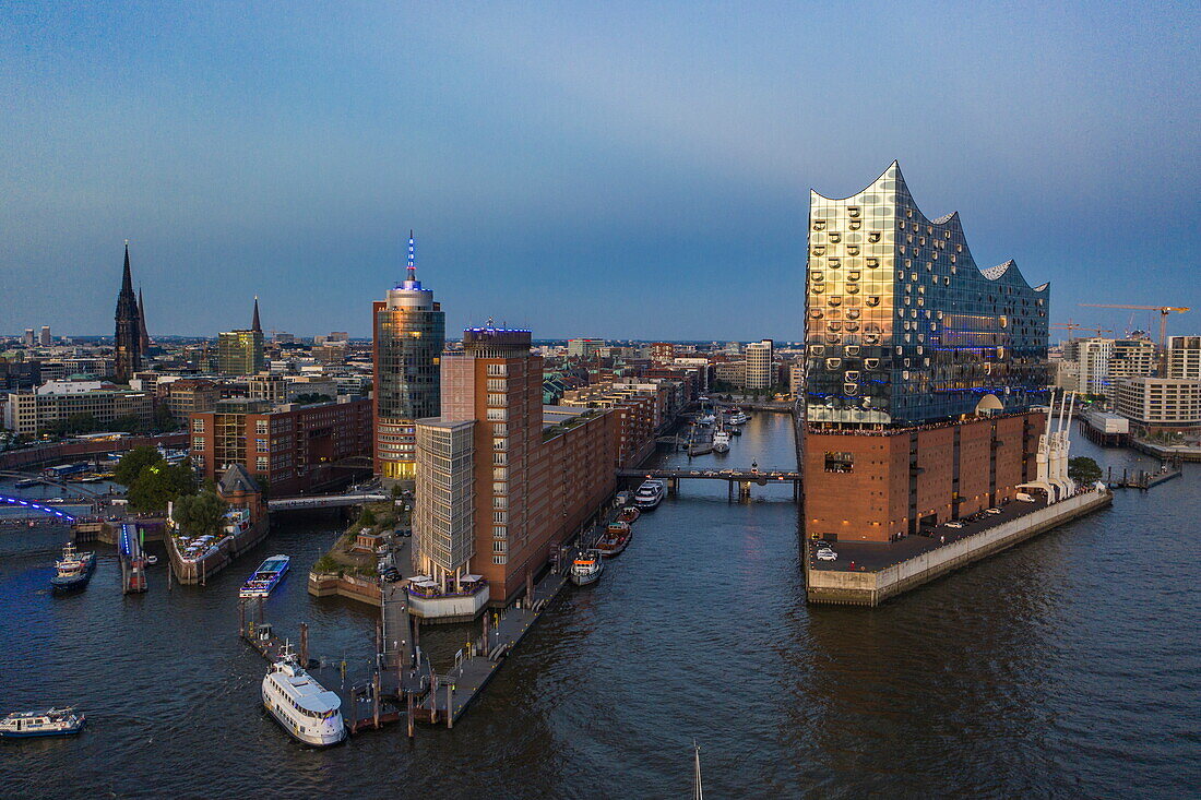 Luftaufnahme der Speicherstadt an der Elbe mit der Elbphilharmonie am Abend, Hamburg, Hamburg, Deutschland
