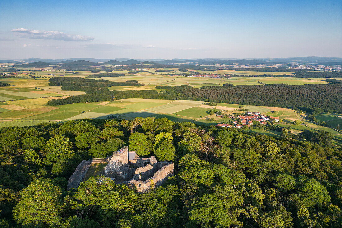 Luftaufnahme der Burgruine Hauneck auf dem Stoppelsberg,  Region Hessisches Kegelspiel, Haunetal Unterstoppel, Rhön, Hessen, Deutschland