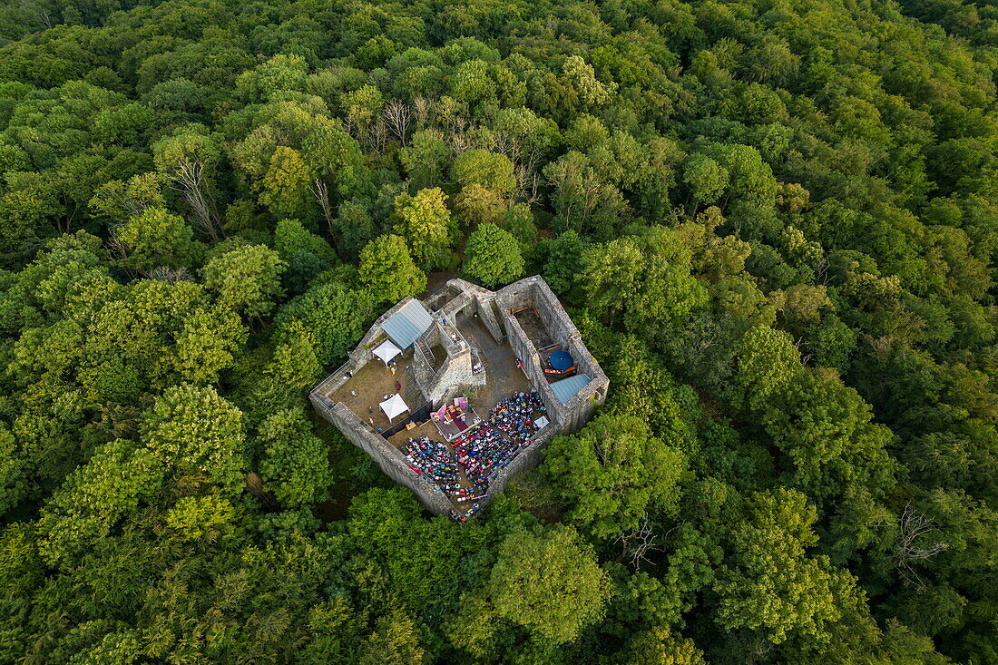 Luftaufnahme einer Freilichttheateraufführung in der Burgruine Hauneck auf dem Stoppelsberg in der Region Hessisches Kegelspiel, Haunetal, Rhön, Hessen, Deutschland