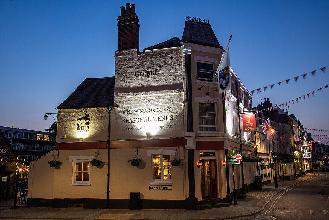 The George Pub in Eton in der Abenddämmerung, Windsor, Berkshire, England, Vereinigtes Königreich