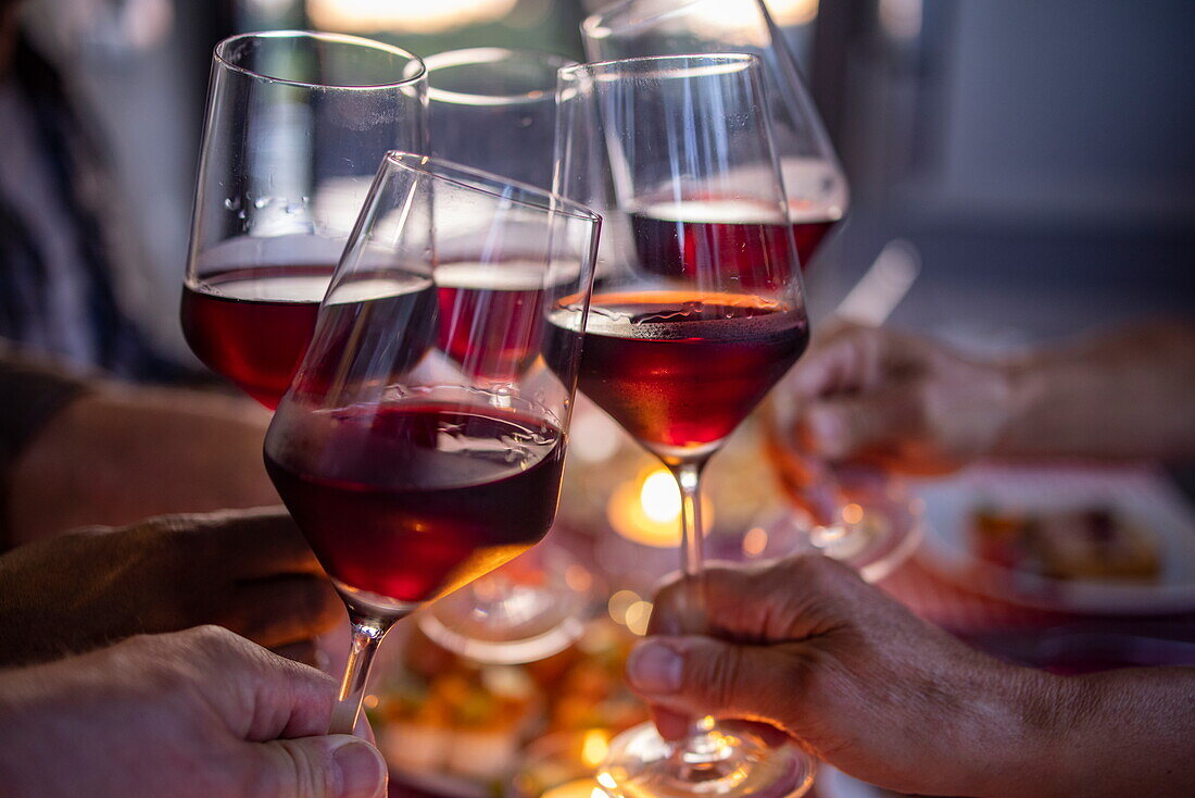 Detail von fünf Gläsern Wein beim Anstoßen, Candle-Light-Dinner, an Bord von einem Le Boat Horizon 5 Hausboot, am Canal de la Marne au Rhin, Hesse, Moselle, Grand Est, Frankreich