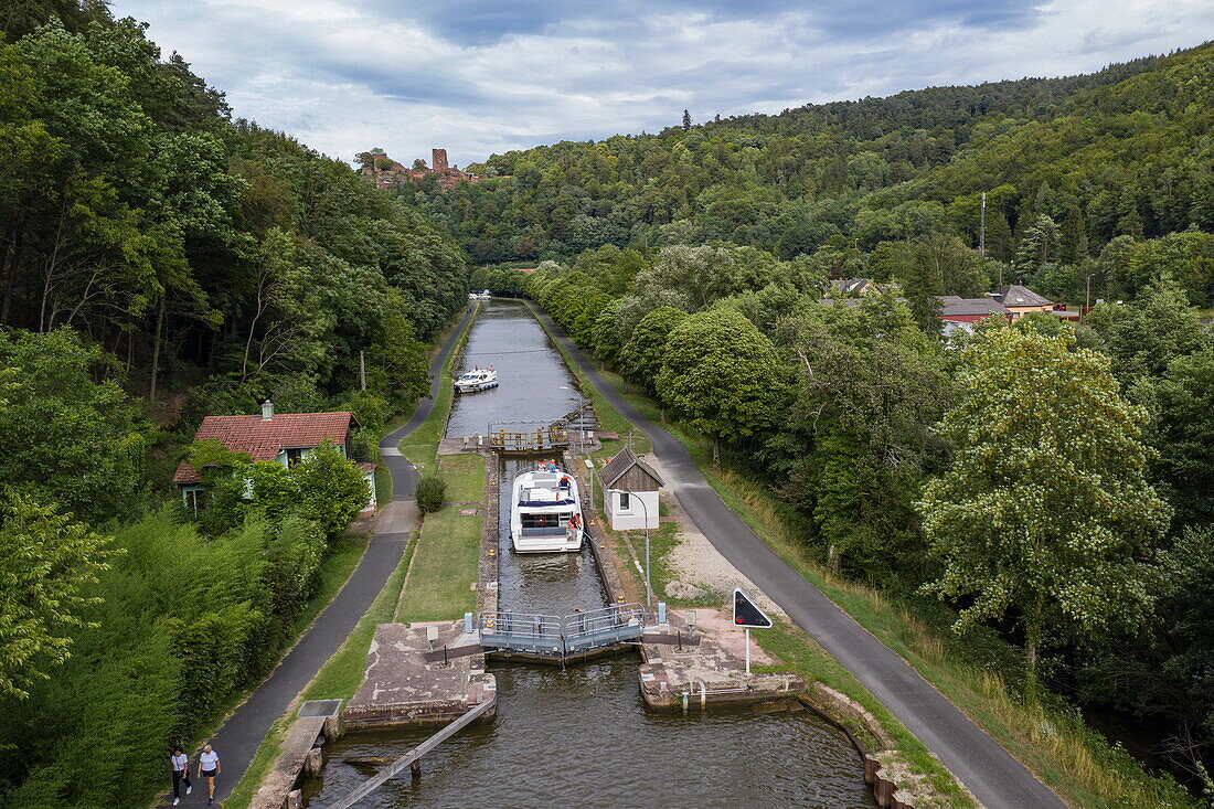 Luftaufnahme von einem Le Boat Horizon 5 Hausboot in der Schleuse am Canal de la Marne au Rhin, Schloss Château de Lutzelbourg, Lutzelbourg, Moselle, Grand Est, Frankreich