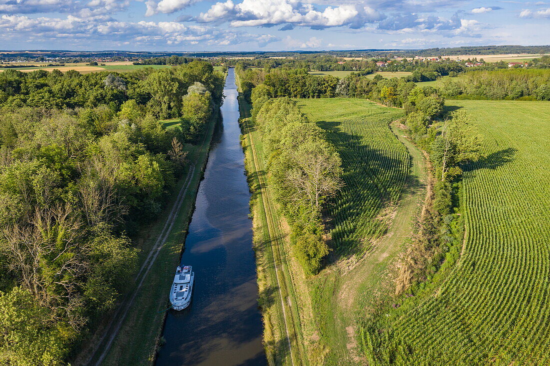 Luftaufnahme von einem Le Boat Horizon 5 Hausboot, im Canal de la Marne au Rhin, Hesse, Moselle, Grand Est, Frankreich