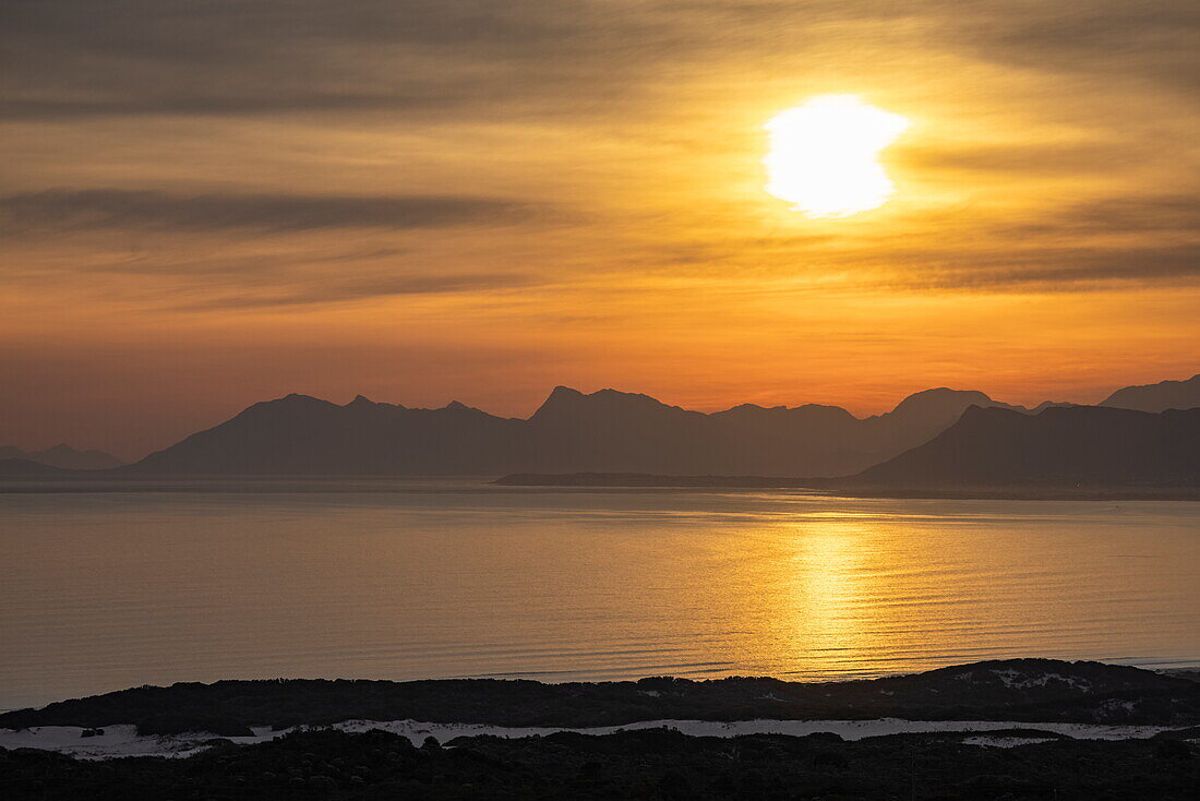 Walker Bay Nature Reserve und Berge des Maanschynkop Nature Reserve bei Sonnenuntergang, Grootbos Private Nature Reserve, Westkap, Südafrika