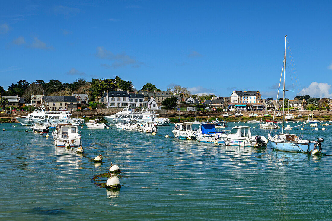 Ortschaft Trégastel mit Booten im Vordergrund, Côte de Granit Rose, Bretagne, Frankreich