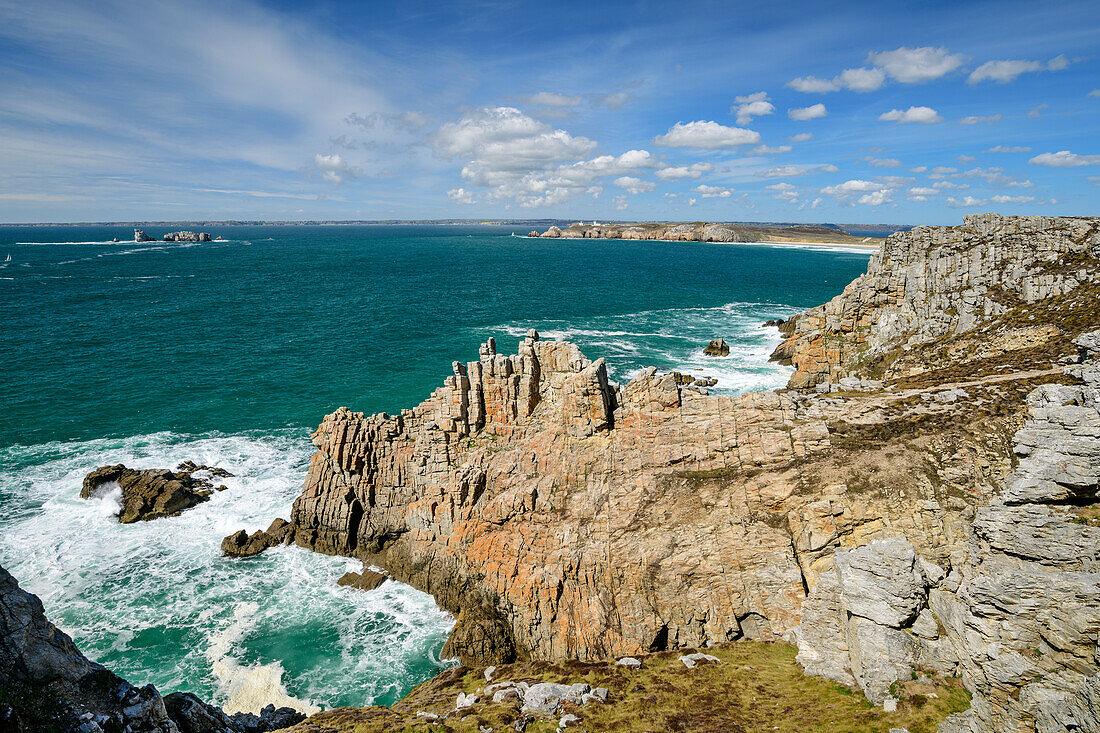 Felsklippen mit Brandung an der Pointe de Pen-Hir, GR 34, Zöllnerweg, Sentier Côtier, Halbinsel Crozon, Atlantikküste, Bretagne, Frankreich