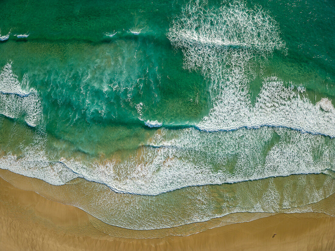 Wellen laufen auf den Sandstrand Plage de Pen Hat, Camaret-sur-Mer, GR 34, Zöllnerweg, Sentier Côtier, Halbinsel Crozon, Atlantikküste, Bretagne, Frankreich