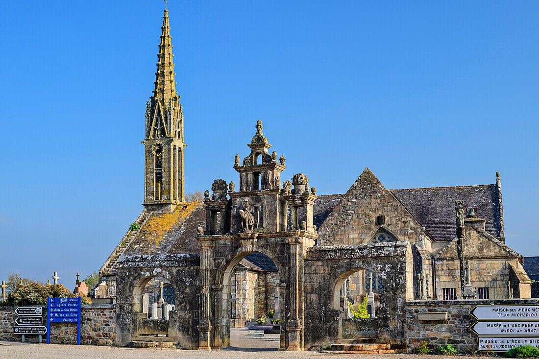 Triumphal arch and church Église Saint-Pierre et Saint-Paul, Argol, Crozon Peninsula, Brittany, France
