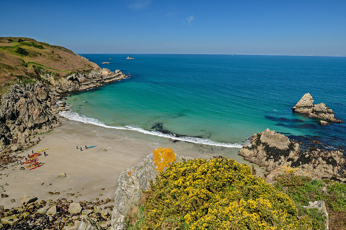 Mehrere Kajakfahrer machen in einer einsamen Bucht am Cap Sizun Pause, Cap-Sizun, GR 34, Zöllnerweg, Bretagne, Frankreich