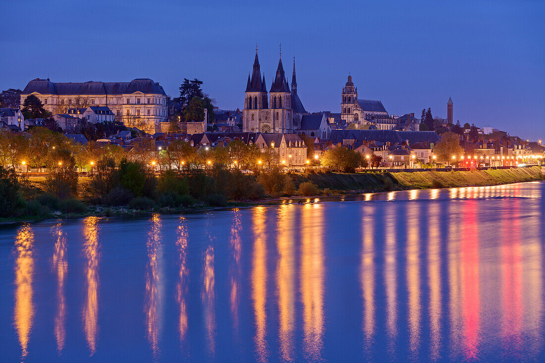Beleuchtete Stadt Blois über der Loire mit Château Royal de Blois, Loire-Schlösser, Loiretal, UNESCO Welterbe Loiretal, Frankreich