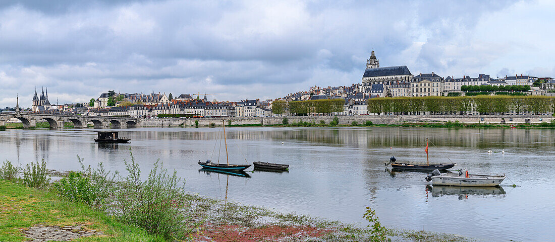 Panorama mit Booten auf der Loire und Blois im Hintergrund, Blois, Loire-Schlösser, Loiretal, UNESCO Welterbe Loiretal, Frankreich