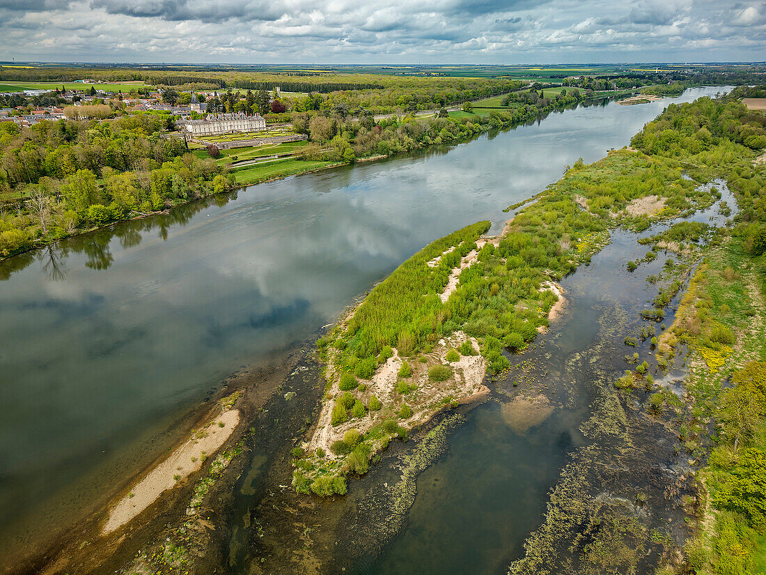 Loire mit Auenlandschaft und Schloss Château de Menars im Hintergrund, Loiretal, UNESCO Welterbe Loiretal, Frankreich