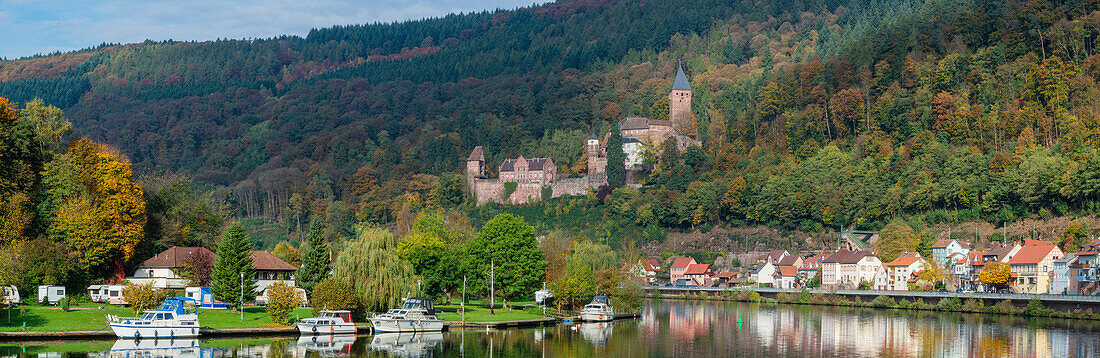 Blick über den Neckar auf Zwingenberg und die gleichnamige Burg, Baden-Württemberg, Deutschland