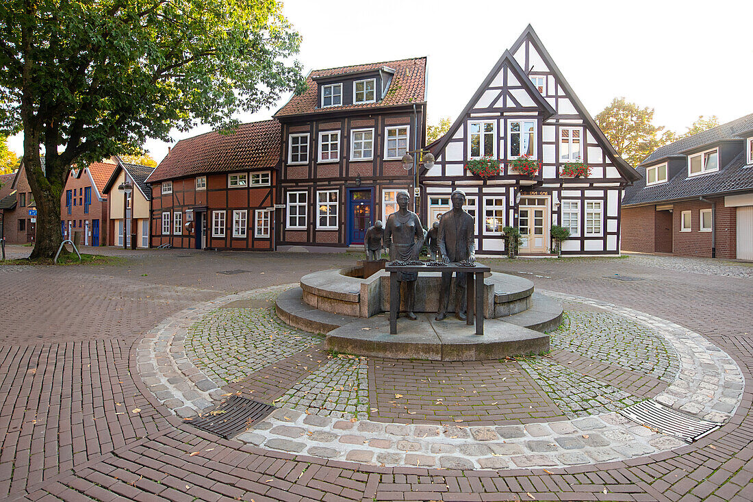 Nienburg, der 1998 geschaffene Spargelbrunnen von Helge Michael Breig (1i930-2020) symbolisiert die Bedeutung der Stadt als Zentrum des Spargelanbau, Niedersachsen, Deutschland