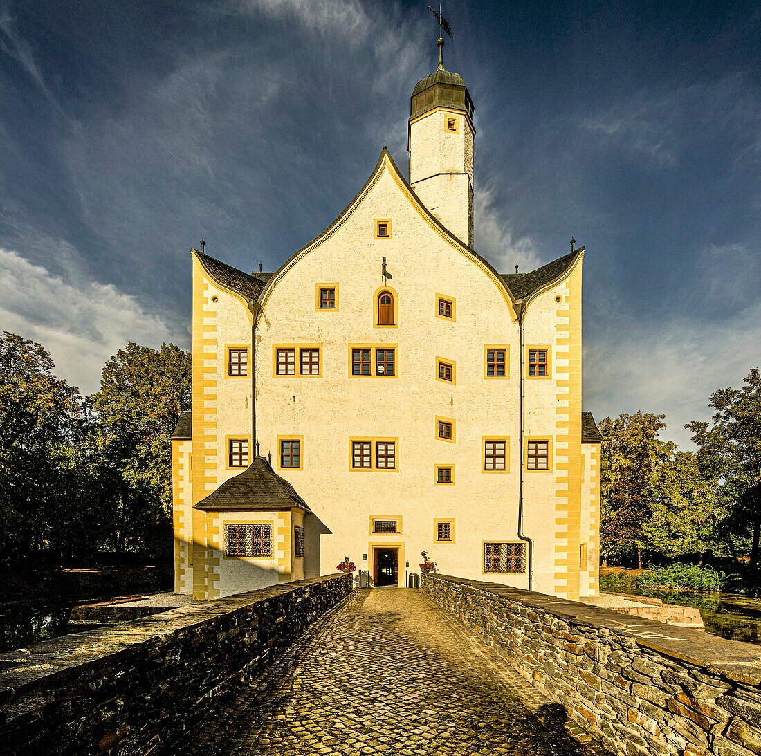 Wasserschloss Klaffenbach aus der Zeit der Renaissance im Morgenlicht, Chemnitz, Sachsen, Deutschland
