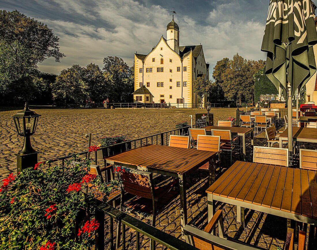 Klaffenbach moated castle with outdoor dining in the castle courtyard, Chemnitz, Saxony, Germany