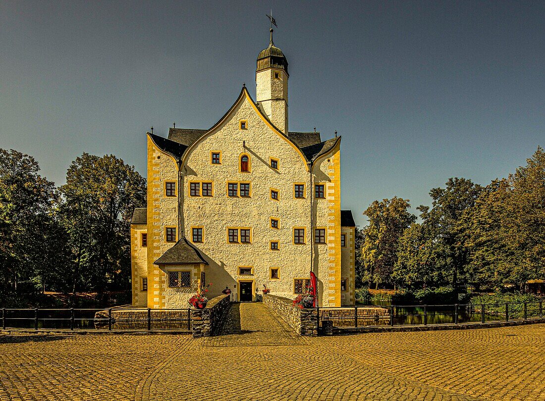 Klaffenbach moated castle with moat, castle bridge and park, Chemnitz, Saxony, Germany