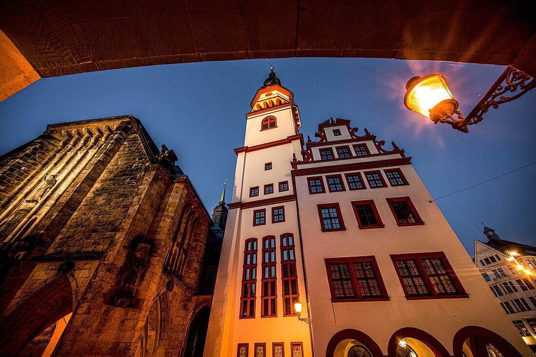 Jakobikirche und Altes Rathaus am Abend im Laternenlicht, Chemnitz, Sachsen, Deutschland