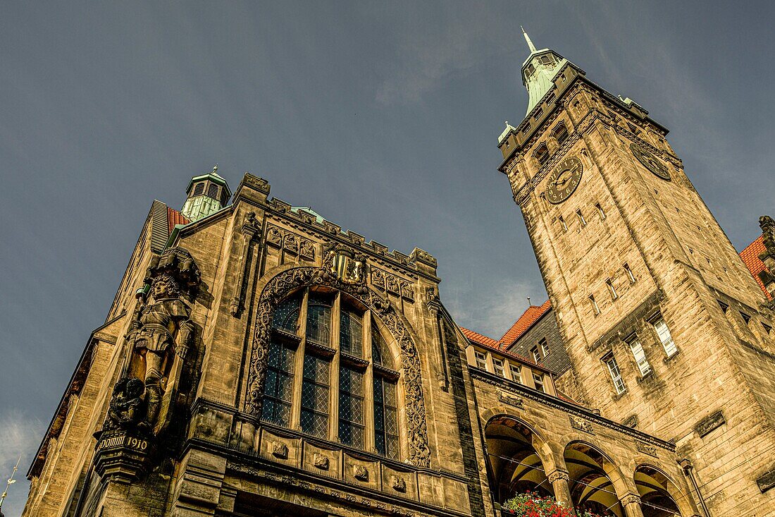 Neues Rathaus (1910) am Marktplatz von Chemnitz mit Rolandsfigur und Uhrturm, Sachsen, Deutschland