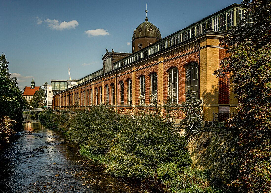 Markthalle von Chemnitz am Fluss Chemnitz, im Hintergrund ein gründerzeitliches Schulgebäude, Chemnitz, Sachsen, Deutschland