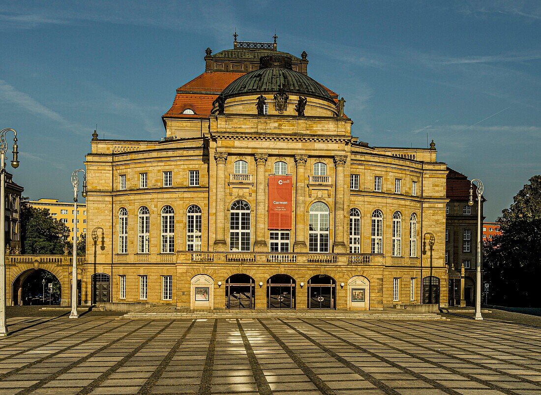 Opernhaus am Thaterplatz in Chemnitz im Morgenlicht, Sachsen, Deutschland
