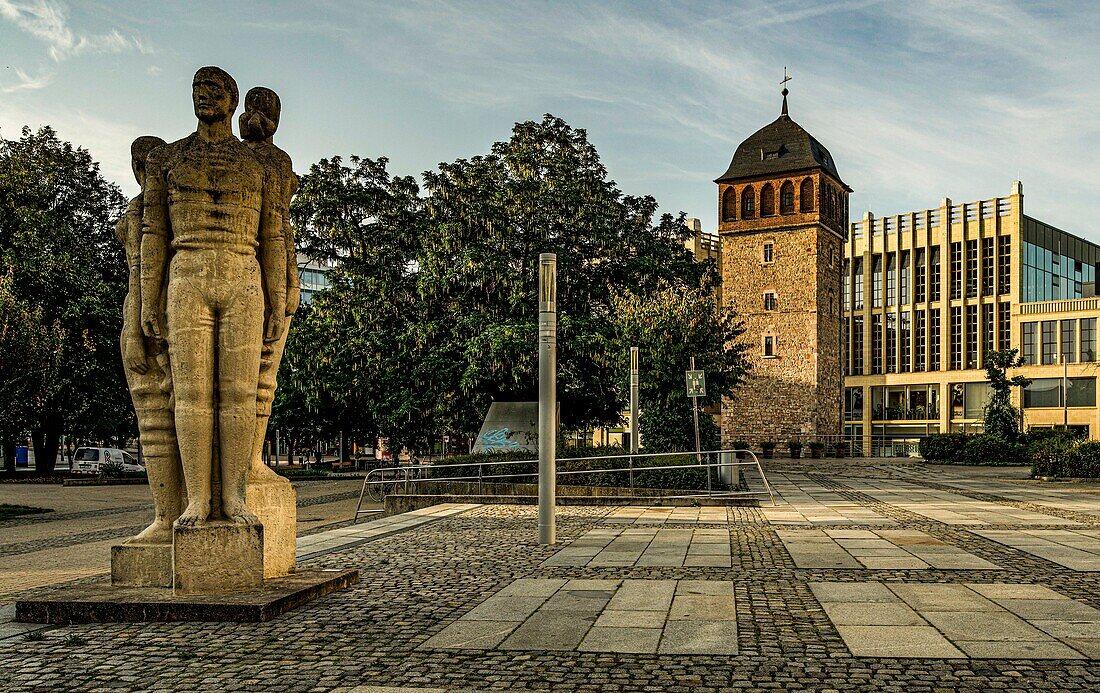 Skulptur "Würde, Schönheit und Stolz des Menschen im Sozialismus" (1971), im Hintergrund der Rote Turm (12.Jh.) und das Einkaufszentrum Galerie Roter Turm (2000), Chemnitz, Sachsen, Deutschland