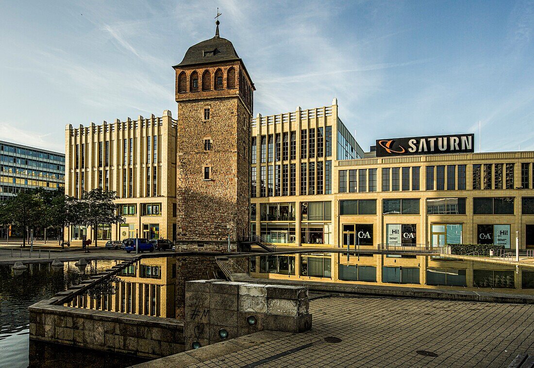 Roter Turm (12. Jh.), Wahrzeichen der Stadt Chemnitz, im Hintergrund die Fassade des Einkaufszentrums Roter Turm (2000) des Architekten Hans Kollhoff, Sachsen, Deutschland