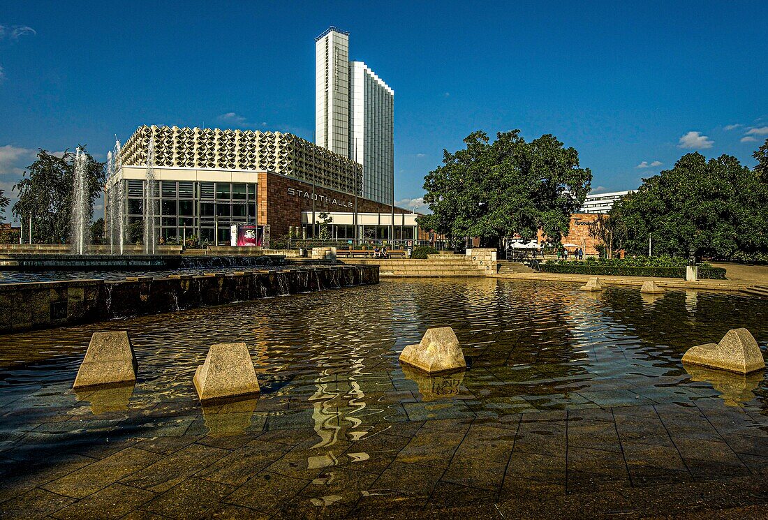 DDR-Arrchitektur: Stadthalle, Hotel-Hochhaus und Brunnen (1974), Chemnitz, Sachsen, Deutschland