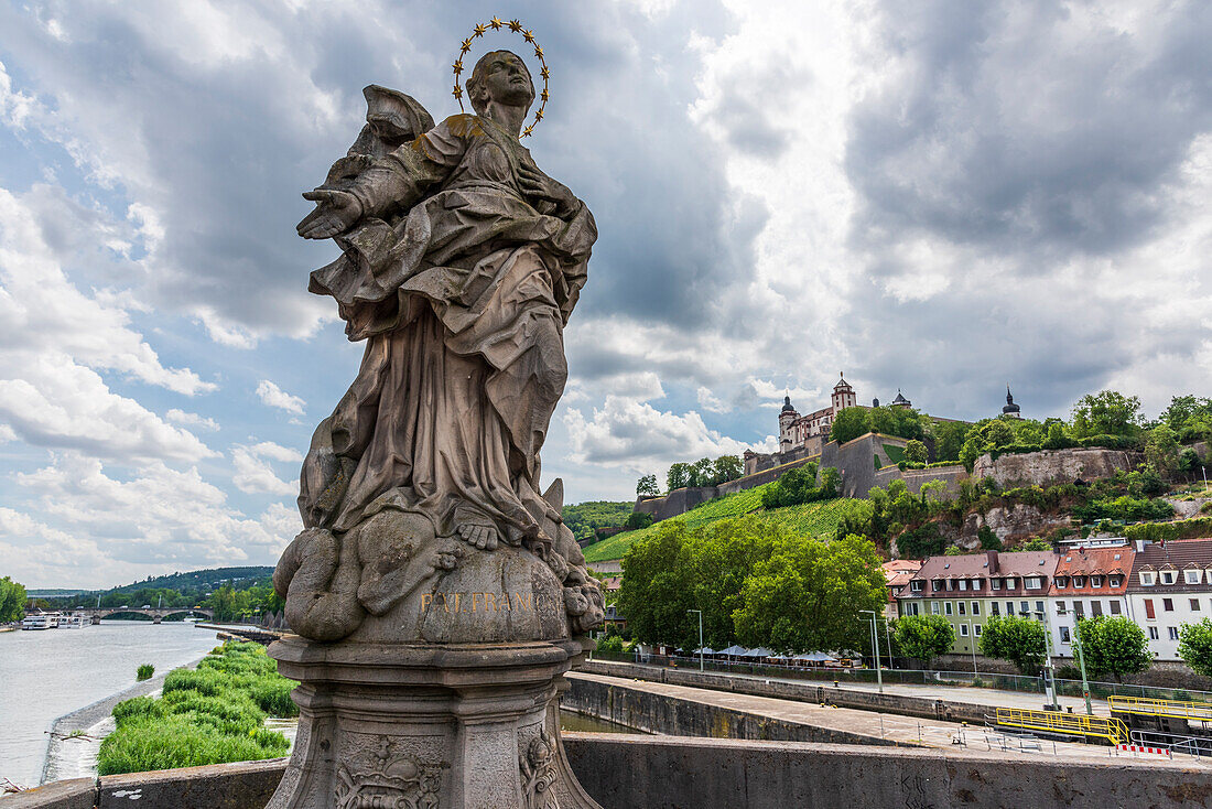 Figur der Jungfrau Maria auf der Alten Mainbrücke in in Würzburg, Unterfranken, Franken, Bayern, Deutschland