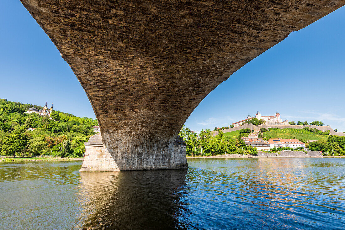 Löwenbrücke, Festung Marienberg und Wallfahrtskirche Käppele in Würzburg, Unterfranken, Franken, Bayern, Deutschland