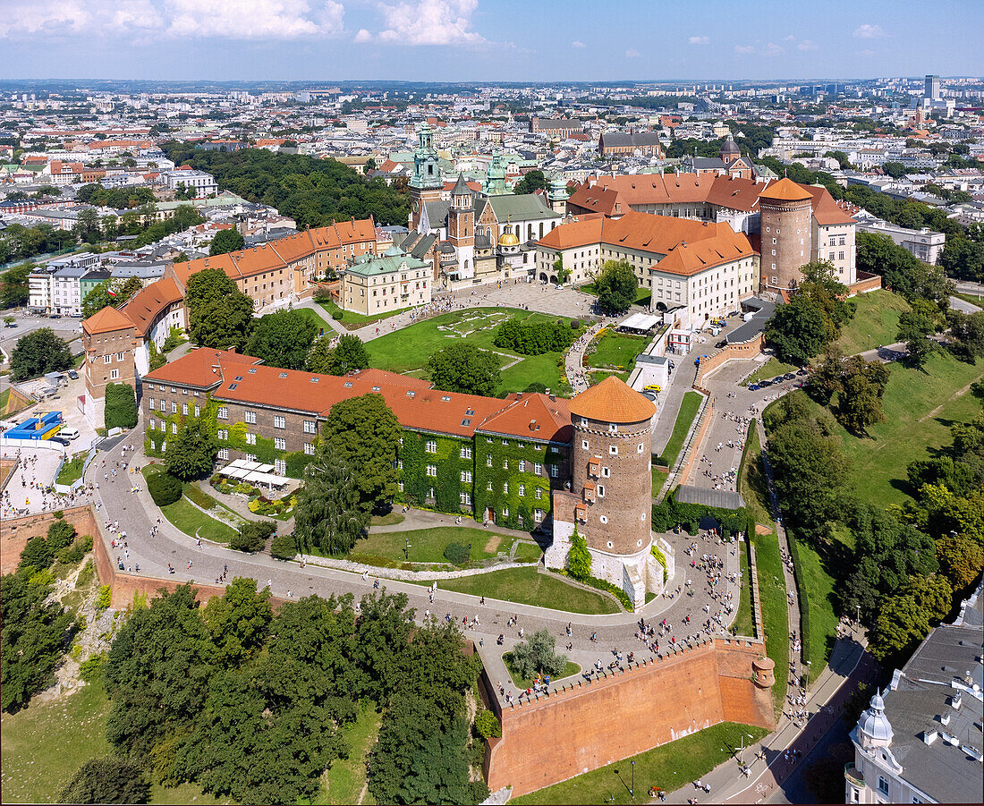 Wawel-Plateau (Wzgórze Wawelskie) mit Wehrtürmen und Bastionen in der Altstadt von Kraków in Polen