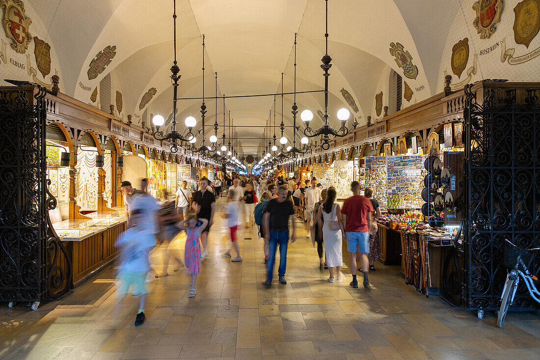 Tuchhallen (Sukienice) mit ihren Verkaufsständen im Inneren am Rynek Glówny in der Altstadt von Kraków in Polen
