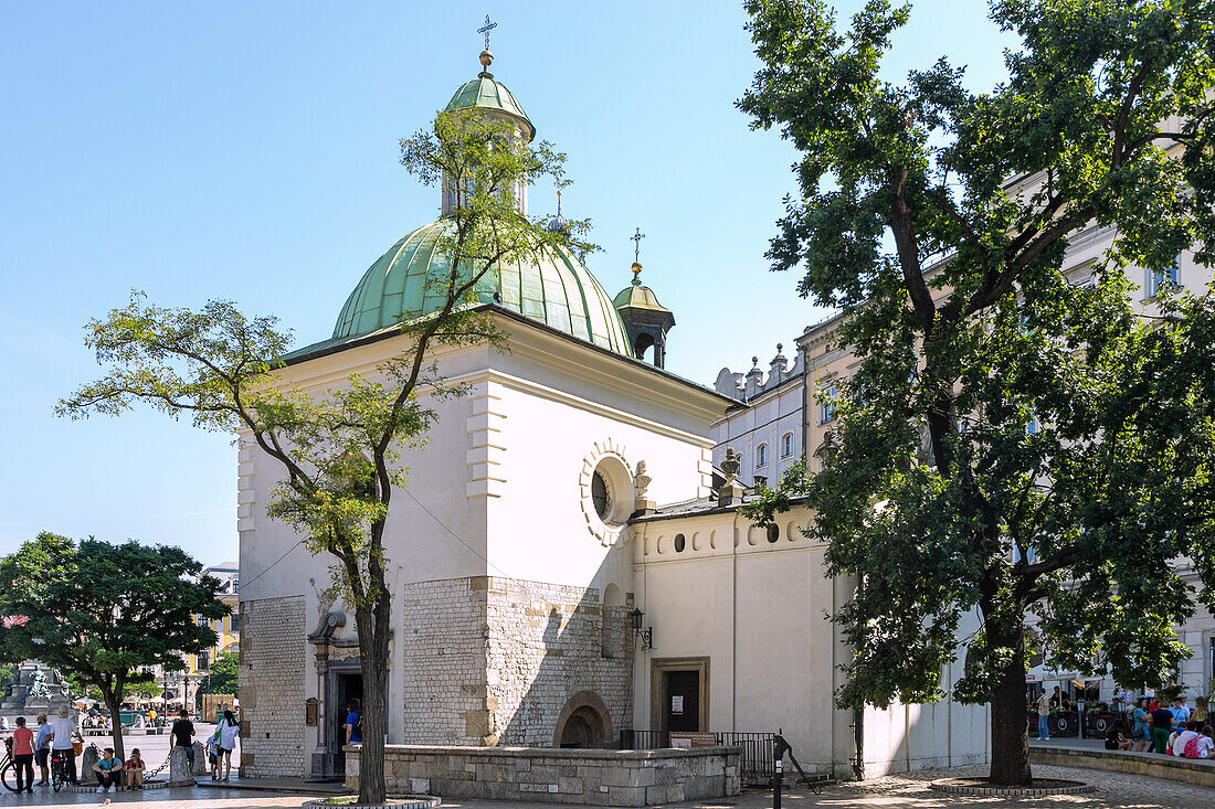 Rynek Glówny mit Adalbertkirche (Kościół Świętego Wojciecha) in der Altstadt von Kraków in Polen